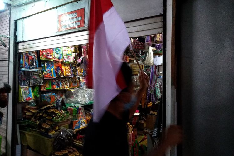 Seorang pedagang suvenir di kompleks pasar suvenir di Makam Bung Karno memasang bendera merah putih sebagai harapan agar mereka bisa segera berdagang, Senin (9/8/2021)