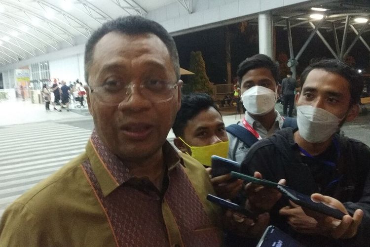 Gubernur NTB Zulkieflimansyah saat akan menyambut kedatangan pebalap MotoGP di Bandara Internasiona Lombok