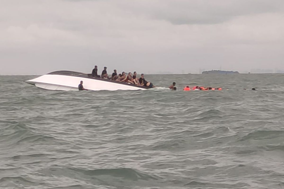 Penampakan kapal speed boat Pari Kudus yang terbalik di perairan Kepulauan Seribu, DKI Jakarta, Senin (11/3/2024).