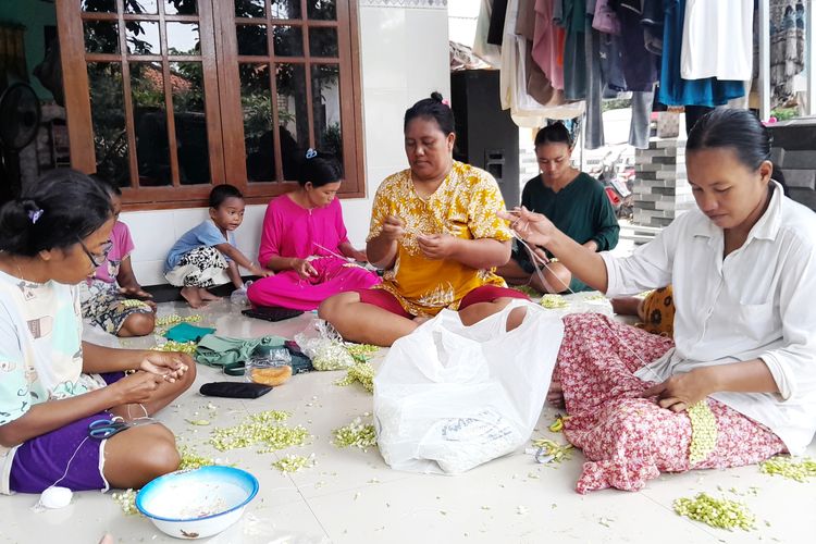 Pengrajin ronce melati sedang membuat pesanan pelanggannya. Pengrajin membuat ronce melati untuk pengantin di Kelurahan Tunjung, Kecamatan Burneh, Kabupaten Bangkalan, Jumat (13/6/2025). 
