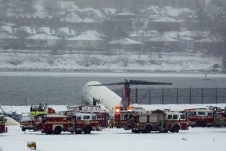 Pesawat milik maskapai Delta nyaris jatuh ke perairan Flushing Bay, East River setelah tergelincir di bandara LaGuardia, New York, Kamis (5/3/2015). 
