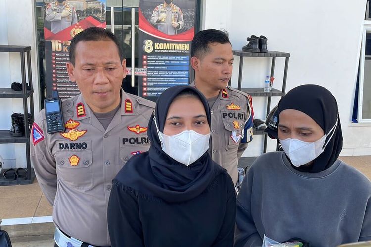 Heira Kharisma dan Mega Ariezona korban pencurian dengan pengrusakan yang terjadi di Rest Area Kilometer 57 Karawang saat memberikan keterangan di Kantor Unit PJR Cileunyi, Jabar 1, pada Jumat (28/4/2023).