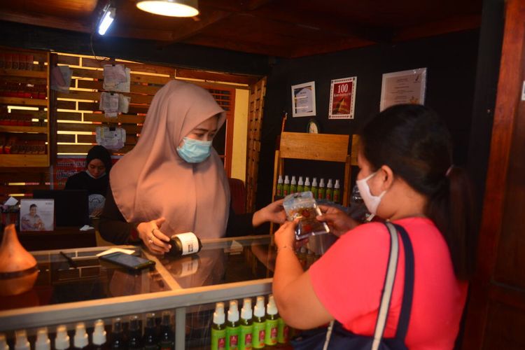 Proses penjualan secara offline juga dilakukan di rumah produksi Minyak Karo Laucih di Jalan Jamin Ginting, KM 13,1, Kelurahan Laucih, Kecamatan Medan Tuntungan. Sekitar 67 persen penjualan Minyak Karo Laucih dilakukan secara online, selebihnya melalui penjualan secara offline di rumah produksi dan reseller yang tersebar di banyak titik.