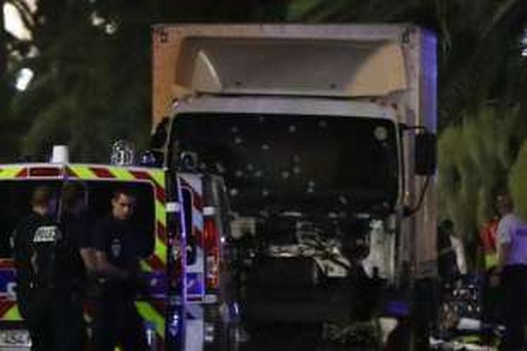 Dalam foto ini terlihat truk putih yang menabrak kerumunan orang di pesisir kota Nice, Perancis. Kaca depan truk itu penuh lubang yang diakibatkan tembakan polisi dalam upaya untuk menghentikan laju truk tersebut.