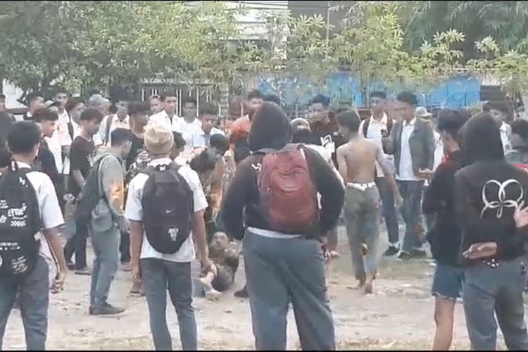 Potongan video aksi duel siswa menggunakan tangan kosong di bilangan Jalan Talasalapang II, Kecamatan Rappocini, Kota Makassar, Sulawesi Selatan (Sulsel), Selasa (31/10/2023).