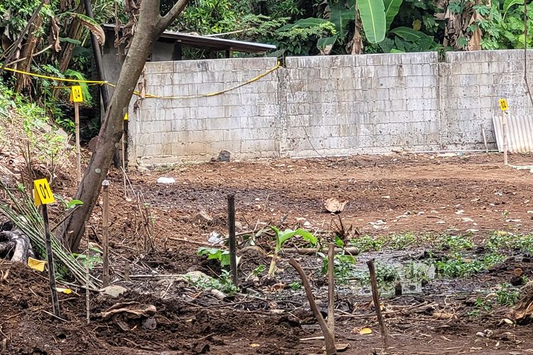 Lokasi penemuan kerangka bayi Kelurahan Tanjung, Kecamatan Purwokerto, Selatan, Kabupaten Banyumas, Jawa Tengah, ditandai dengan patok kuning