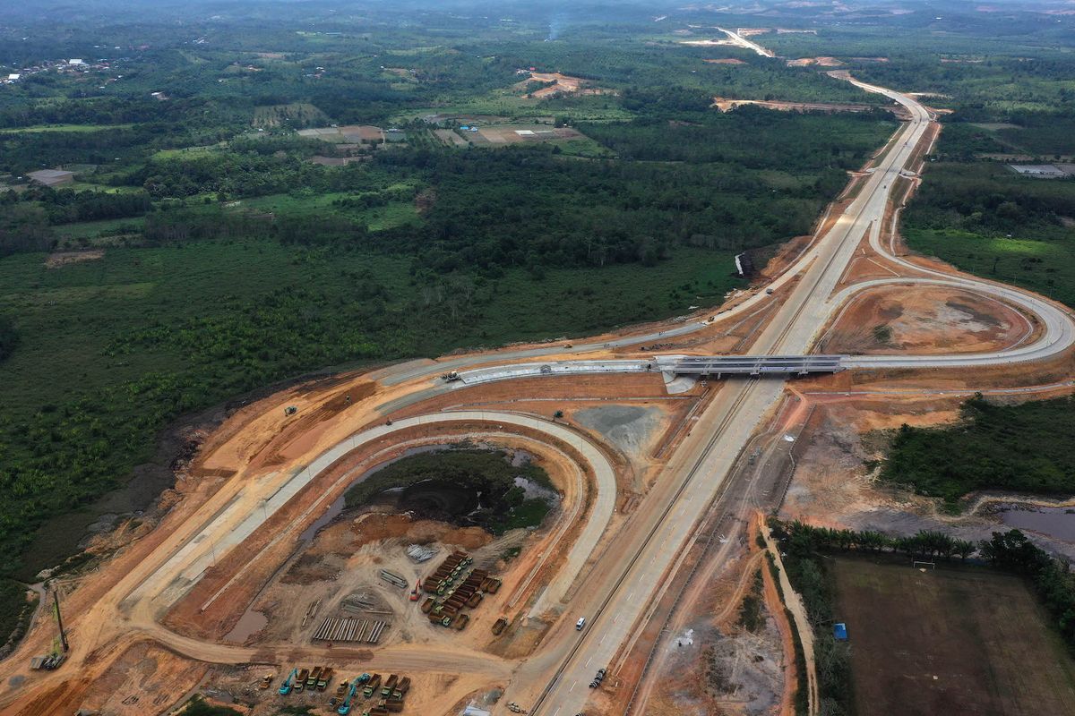 Foto aerial proyek Tol Balikpapan-Samarinda yang akan menjadi salah satu akses masuk ke ibu kota negara baru di Kecamatan Samboja, Kutai Kartanegara, Kalimantan Timur