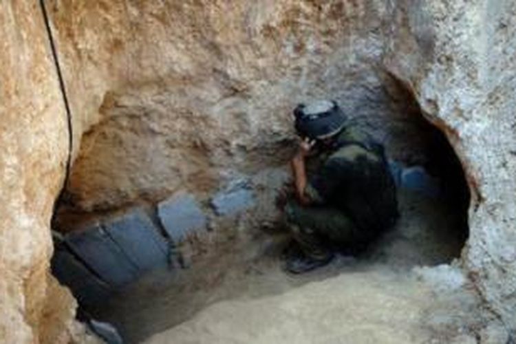 Tentara Israel, Minggu (21/10/2013), menemukan sebuah terowongan dari jalur Gaza ke wilatah Israel. Hamas kemudian mengatakan terowongan itu dibuat untuk menculik tentara Israel.