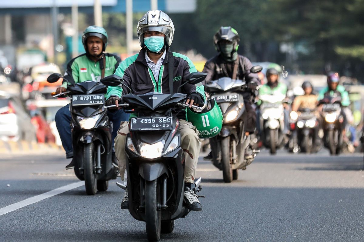 Kendaraan bermotor melintasi Jl. Prof. Dr. Satrio, Karet Kuningan, Jakarta Pusat, Kamis (1/8/2019). Berdasarkan data situs penyedia peta polusi daring harian kota-kota besar di dunia AirVisual, menempatkan Jakarta pada urutan pertama kota terpolusi sedunia pada Senin (29/7) pagi dengan kualitas udara mencapai 183 atau dalam kategori tidak sehat.