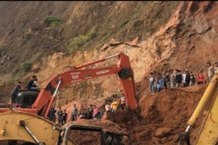 Alat berat sedang menyisir material longsor untuk mencari pekerja yang tertimbun di areal pertambangan tanah clay di Gunuang Sariak, Padang, Kamis (14/11/2019). Setelah lima jam tertimbun, korban ditemukan tewas. 