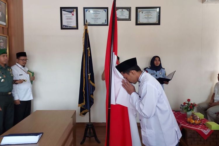 Arif Murtopo narapidana kasus terorisme yang menjalani hukuman di Lapas Kelas IIB Ngawi, Jawa Timur menjalani ikrar setia pada NKRI.
