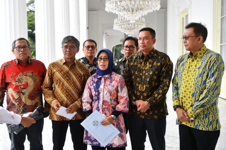 Ketua Dewan Pers Ninik Rahayu dan jajaran pengurus Dewan Pers usai bertemu Presiden Joko Widodo di Istana Merdeka, Senin (6/2/2023).