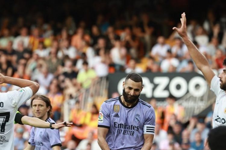Reaksi striker Real Madrid, Karim Benzema, saat bertanding melawan Valencia dalam lanjutan pekan ke-36 LaLiga, kasta tertinggi Liga Spanyol 2022-2023 di Stadion Mestalla pada 21 Mei 2023. (Foto oleh JOSE JORDAN / AFP)