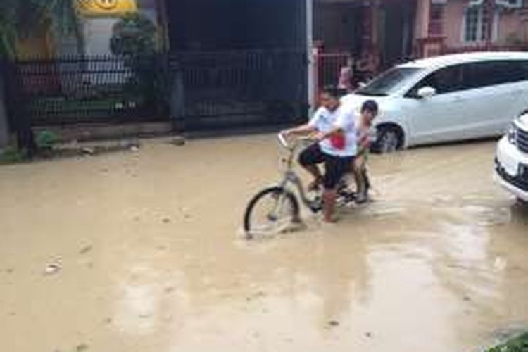 Banjir melanda perumahan mewah Tropikana Residences di Jababeka City, Cikarang, Minggu (14/2/2016).