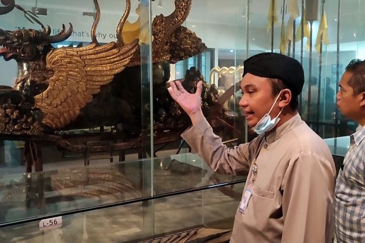 Sejumlah wisatawan memadati pintu masuk dan area Keraton Kasepuhan Cirebon Jawa Barat pada Minggu (15/1/2023). Ratu Raja Alexandra Ketua BPKK Cirebon menyebut kunjungan wisatawan di tahun 2022 meningkat 100% lebih dibanding tahun 2021 pasca pencabutan PPKM.