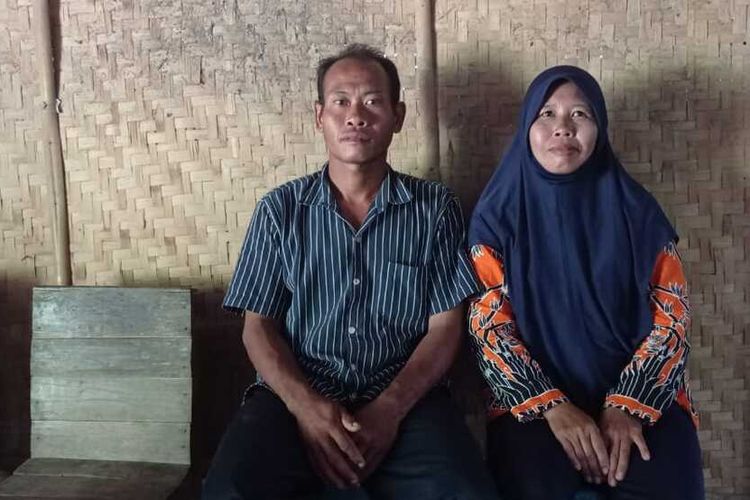 Sri Hartuti bersama suaminya di rumahnya yang sangat sederhana berdinding anyaman bamboo dan berlantai tanah. Rumah tersebut bergabung dengan kandang kambing.