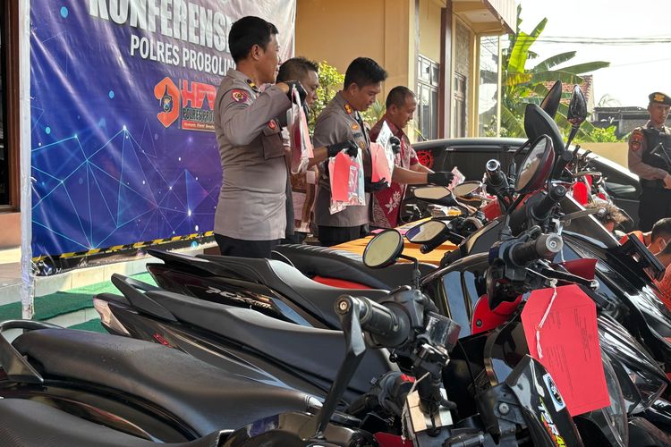 10 unit motor dan 1 unit Honda Jazz dijadikan jaminan untuk membeli sabu kepada Amir si Kobar. 