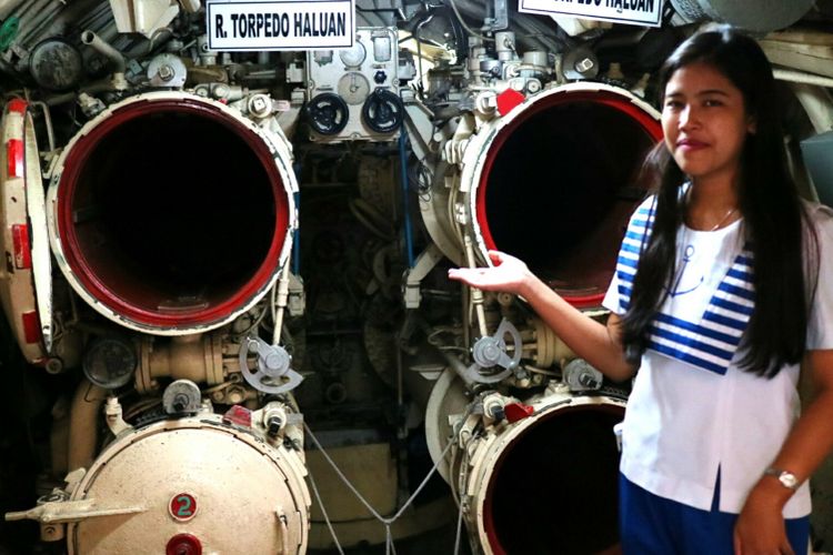 Seorang pemandu berseragam ABK, sedang menjelaskan di bagian depan dari Museum Kapal Selam Surabaya, Selasa (19/6/2017). Pada masa jayanya ini merupakan pelontar rudal dengan empat slongsong, dan memiliki kapasitas 12 peluru.