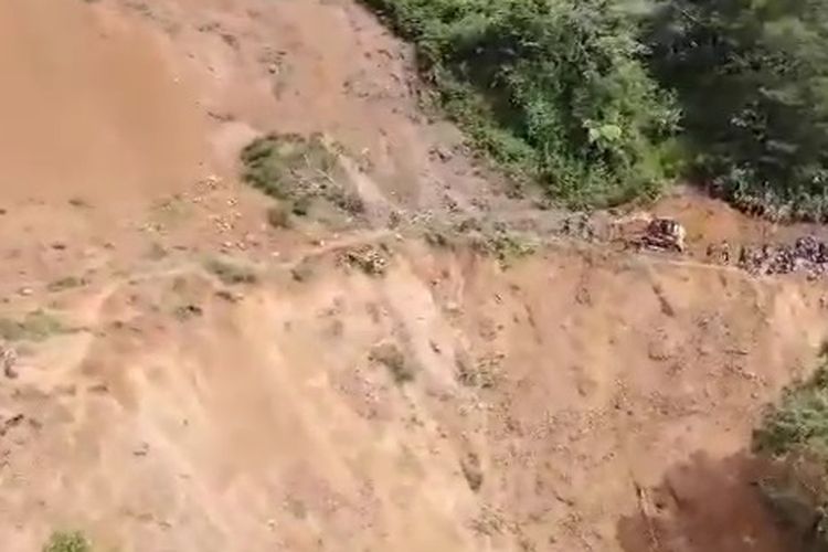 Foto Drone memperlihatkan bencana tanah longsor terjadi di jalan trans sulawesi penghubung Kabupaten Luwu dan Kota Palopo di Desa Bonglo, Kecamatan Bastem Utara, Kabupaten Luwu, Sulawesi Selatan pada Senin (26/2/2024) pagi Sekitar pukul 09.00 wita.
