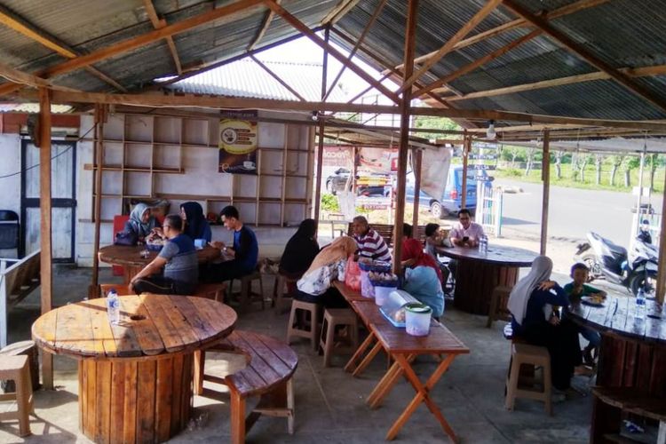 Pengunjung di Kafe Literasi, Desa Ujong Blang, Kecamatan Banda Sakti, Kota Lhokseumawe, Aceh, Minggu (15/7/2018).