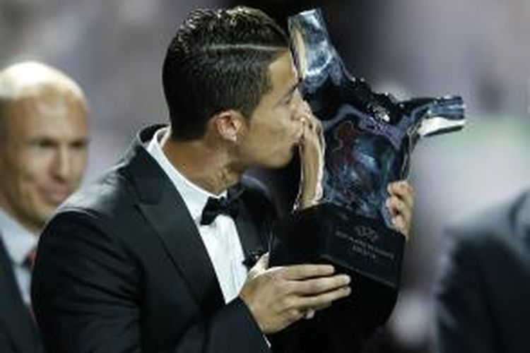 Bomber Real Madrid, Cristiano Ronaldo, saat meraih penghargaan Pemain Terbaik Eropa 2013-2014 di Monako, Kamis (28/8/2014).