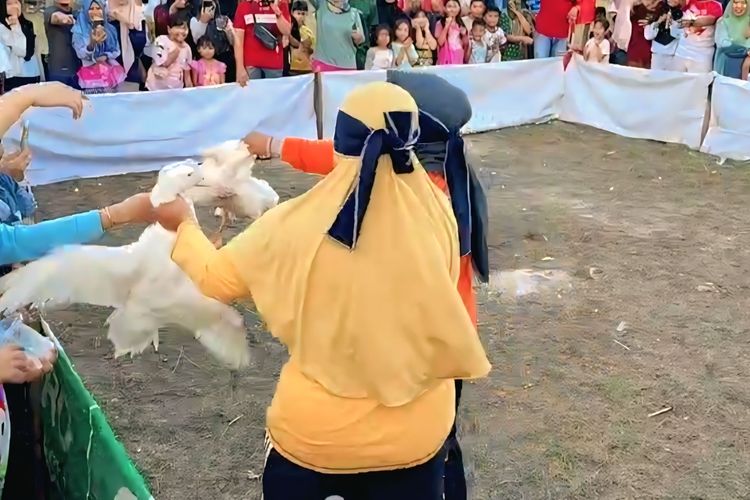Warga Bangkalan mengikuti lomba tangkap bebek dalam rangka HUT RI ke 80