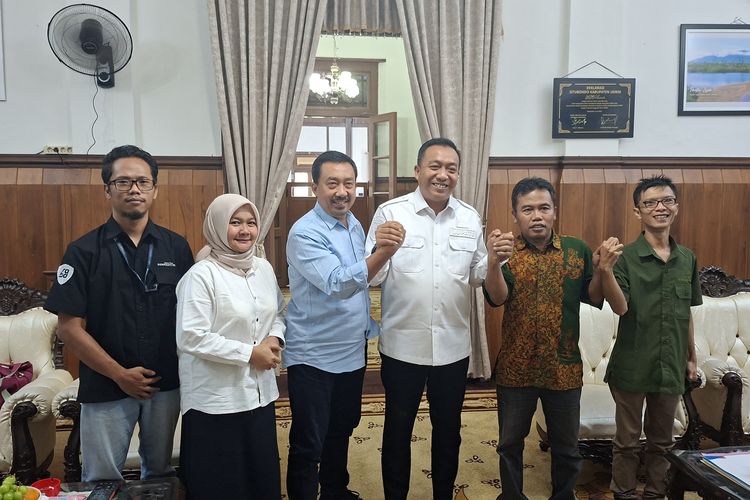 Foto: Bupati Situbondo Yusuf Rio Wahyu Prayogo dan perwakilan jurnalis di Pendopo Rakyat Situbondo pada Rabu (6/8/2025).
