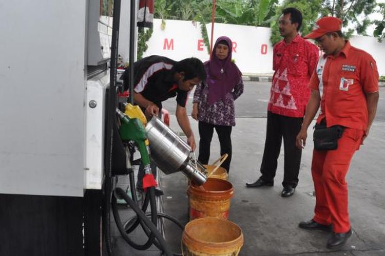  Petugas melakukan tera ulang di SPBU 44.505.08 di Jalan Diponegoro Ungaran, Kabupaten Semarang, Rabu (21/1/2015) siang