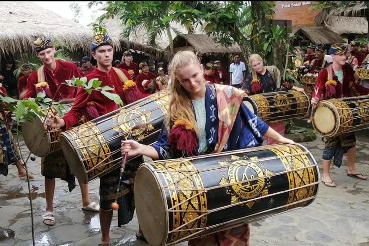 Mahasiswa dari Norwegia dan Swedia saat memainkan musik tradisional gendang beleq di Desa Adat Sade, Desa Rambutan, Lombok Tengah.