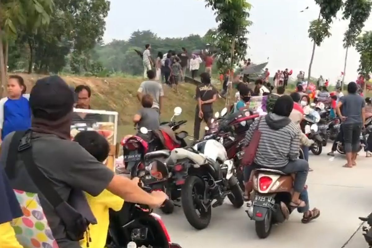 Tangkapan layar video kerumunan warga di kawasan Universitas Pembangunan Jaya (UPJ) Bintaro Tangerang Selatan, Minggu (28/6/2020) sore.