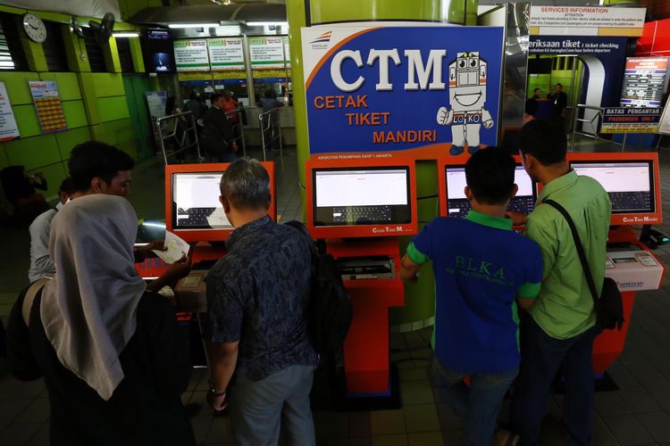 Calon penumpang Kereta Api keberbagai daerah sedang mencetak Tiket Mandiri di mesin CTM Stasiun Gambir, Jakarta Pusat, Senin (3/11/2014). Menjelang liburan Hari Raya Natal dan Tahun Baru 2015, tiket kereta api kelas ekonomi untuk keberangkatan mulai tanggal 20 hingga 31 Desember 2014 sudah terjual hingga 80 persen. Sedangkan untuk tiket kereta kelas eksekutif sudah terjual hingga 50 persen dan kelas bisnis terjual hingga 45 persen. 