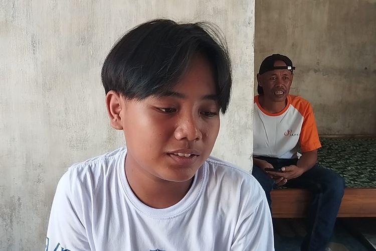 Adit dan Priyanto, bapaknya di rumah Dusun Kuningan, Desa Tiru Kidul, Kecamatan Gurah Kabupaten, Kediri Jawa, Timur, Selasa (14/5//2024). Karena kondisi kedua orangtuanya yang sakit stroke, Adit yang selama ini membantunya.