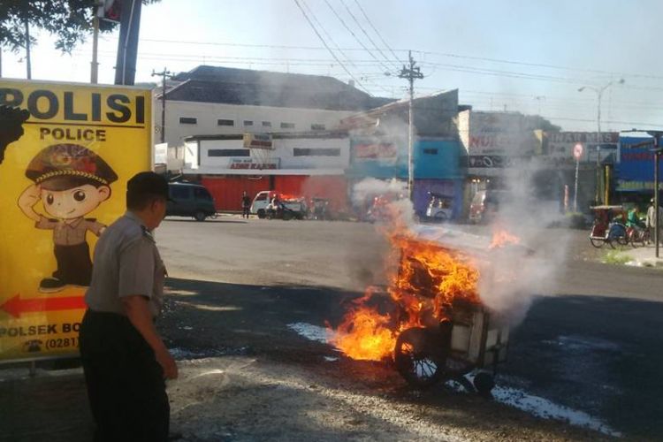 Petugas berupaya memadamkan api akibat ledakan tabung gas melon di depan Mapolsek Bobotsari, Purbalingga, Jawa Tengah, Jumat (19/5/2017) pagi.