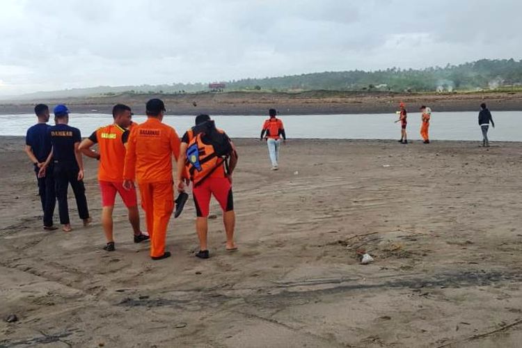 Proses pencarian seorang nelayan di Cianjur, Jawa Barat, yang tenggelam di sungai Cidamar. Korban ditemukan meninggal dunia.