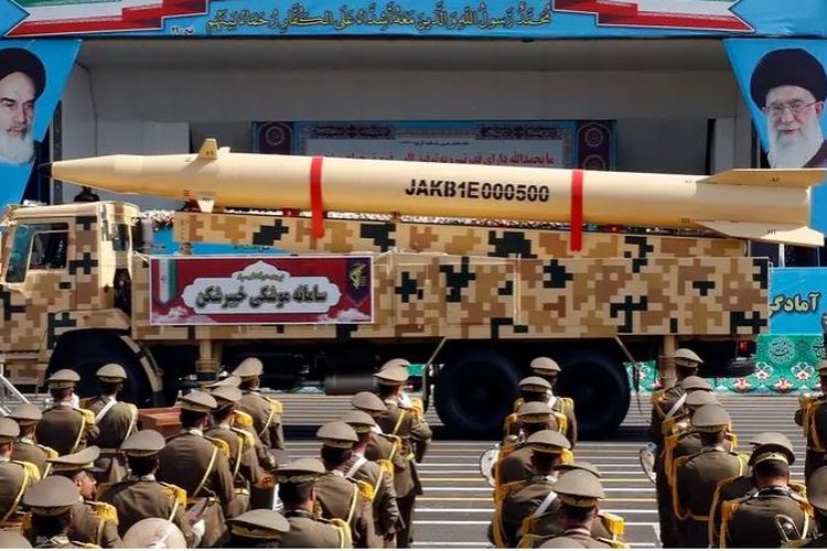 Rudal Kheibar Shekan produksi Iran dipamerkan saat parade militer tahunan yang menandai peringatan pecahnya perang tahun 1980-1988 dengan Irak, di Teheran pada 22 September 2022.