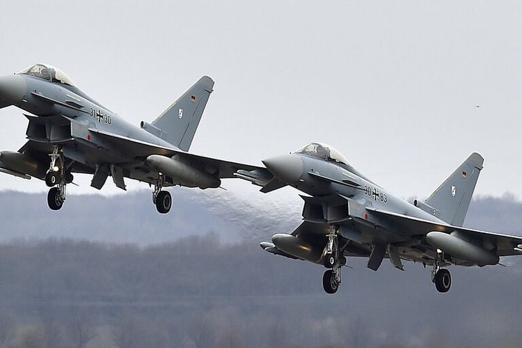 Dalam file foto 21 Maret 2016 ini, dua jet Eurofighter tampil di Pangkalan Angkatan Udara Jerman di Noervenich, Jerman barat. 