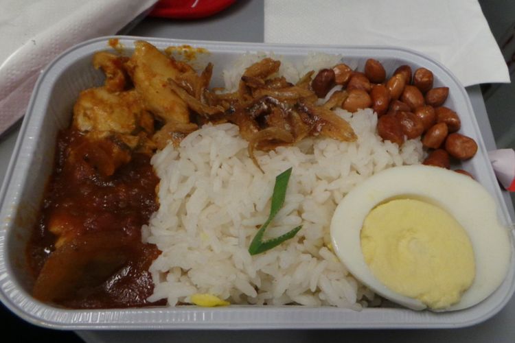 Nasi lemak yang dihidangkan oleh AirAsia Jakarta-Macau