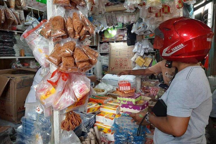 Sejumlah warga membeli gula di Pasar Mardika Ambon, Selasa (17/3/2020). Harga gula di pasar ini telah menembus Rp 20.000/kg