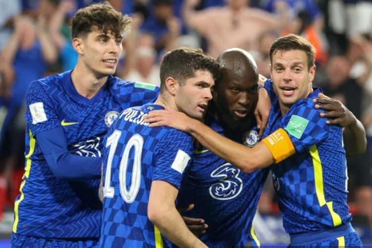 Striker Chelsea, Romelu Lukaku, berselebrasi bersama rekan-rekannya usai mencetak gol saat melawan Palmeiras di final Piala Dunia Antarklub 2021.