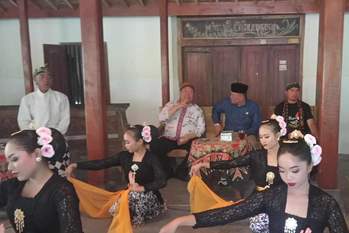 Ketua MLKI Solo Ramanto Setro Taruno (kedua dari kiri -belakang) sedang berbincang dengan Ketua FKUB Solo Mashuri (tengah -belakang) di tengah-tengah acar Diskusi dan Refleksi Akhir Tahun 2023 yang diselenggarakan Direktorat Jenderal Kebudayaan Kementerian Pendidikan, Kebudayaan, Riset, dan Teknologi (Kemendikbud-Ristek) RI di Ndalem Padmosusastro, Solo, pada Selasa (26/12/2023). Dalam forum itu, Ramanto mengingatkan kepada 40-an penghayat untuk tidak menjadi golpul dalam setiap penyelenggaraan Pemilu.
