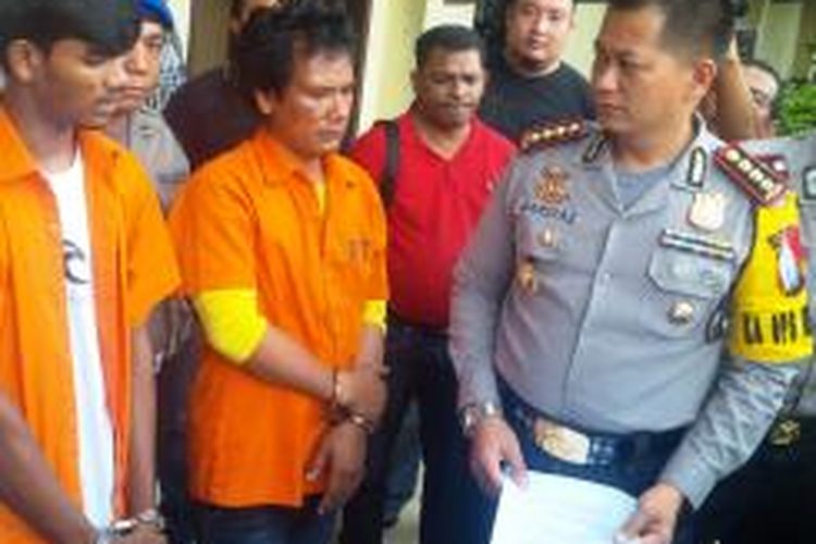 Kapolresta Medan Kombes Pol Mardiaz saat menginterogasi kedua pelaku penembakan tiga jurnalis di Kampung Kubur, Medan Petisah. 