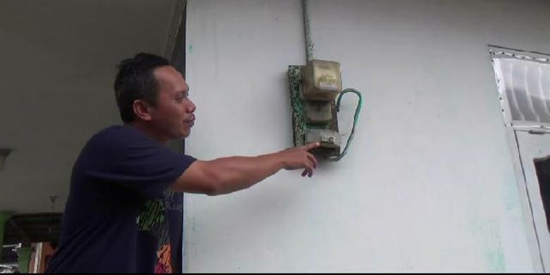 Risdianto warga Temberan Pangkalpinang Kepulauan Bangka Belitung merasa khawatir masuk daftar pelanggan yang subsidi listriknya ditarik.