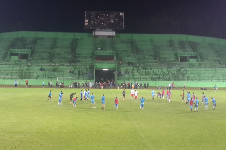 Arema FC saat latihan malam untuk menghadapi pertandingan Grup E Piala Presiden 2018 di Stadion Gajayana, Kota Malang, Rabu (17/1/2018) 