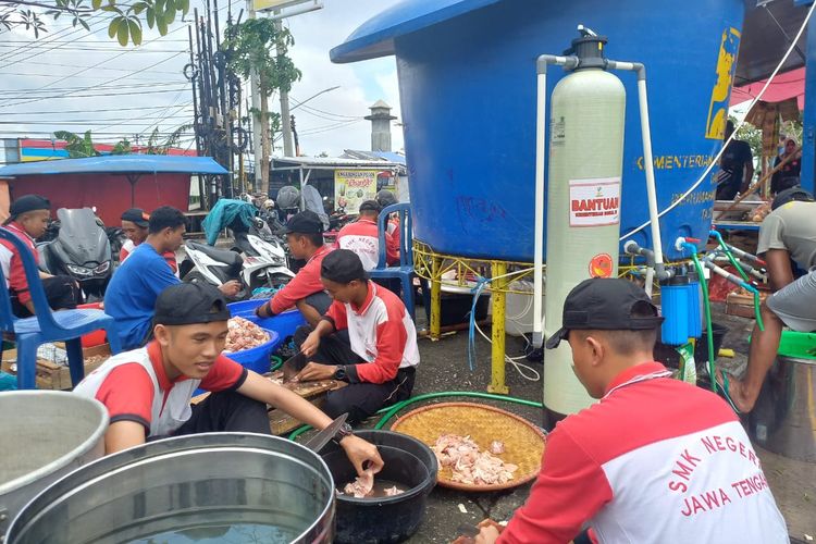 Sejumlah siswa SMK Negeri Jawa Tengah membantu posko bencana dan dapur umum Kecamatan Gayamsari, Kota Semarang, Minggu (17/3/2024).