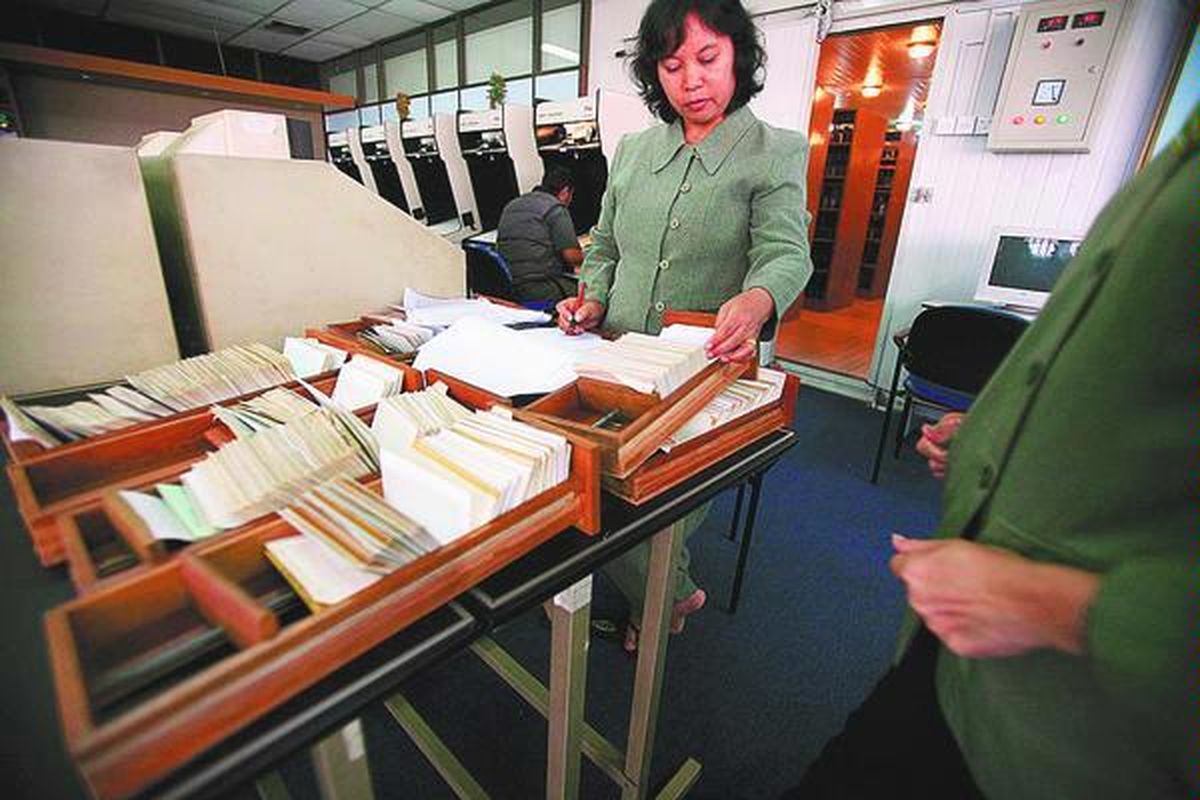 Staf Perpustakaan Nasional merapikan catatan katalog koleksi data yang masih dilakukan dengan sistem katalogisasi manual di Perpustakaan Nasional Republik Indonesia, Salemba, Jakarta, Senin (6/10). Saat ini Perpustakaan Nasional sedang menyiapkan sistem digitalisasi pada materi maupun sistem database koleksi sehingga akan lebih mudah diakses dan dimanfaatkan masyarakat.