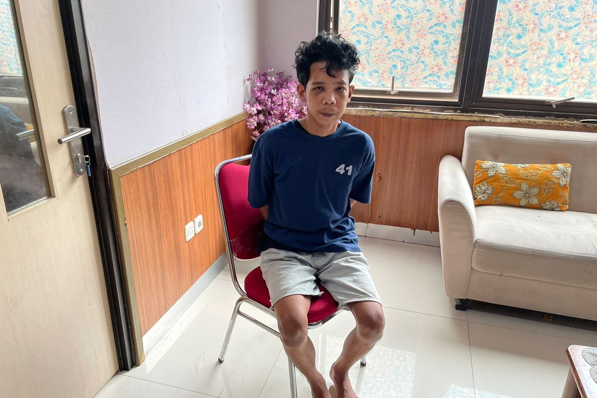 Risqi Ariskalaki (29), pelaku penganiaya balita berinisial H (3) di kontrakan kawasan Batu Ampar, Kramatjati, Jakarta Timur. Kini, ia sudah ditangkap dan ditahan di Polres Metro Jakarta Timur.