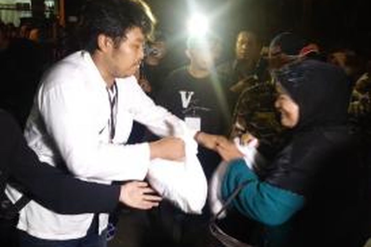 Suasana pembagian sembako kepada warga yang menghadiri tahlilan 40 hari meninggalnya Olga Syahputra di kediaman orangtua Olga, di Jalan Kresna, Duren Sawit, Jakarta Timur, Rabu (6/5/2015) malam.