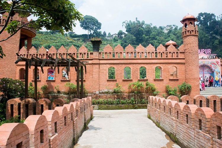 Jembatan menuju Jaipur, Indias Pink City yang berada di Great Asia Afrika, Bandung, Jumat (17/1/2020).