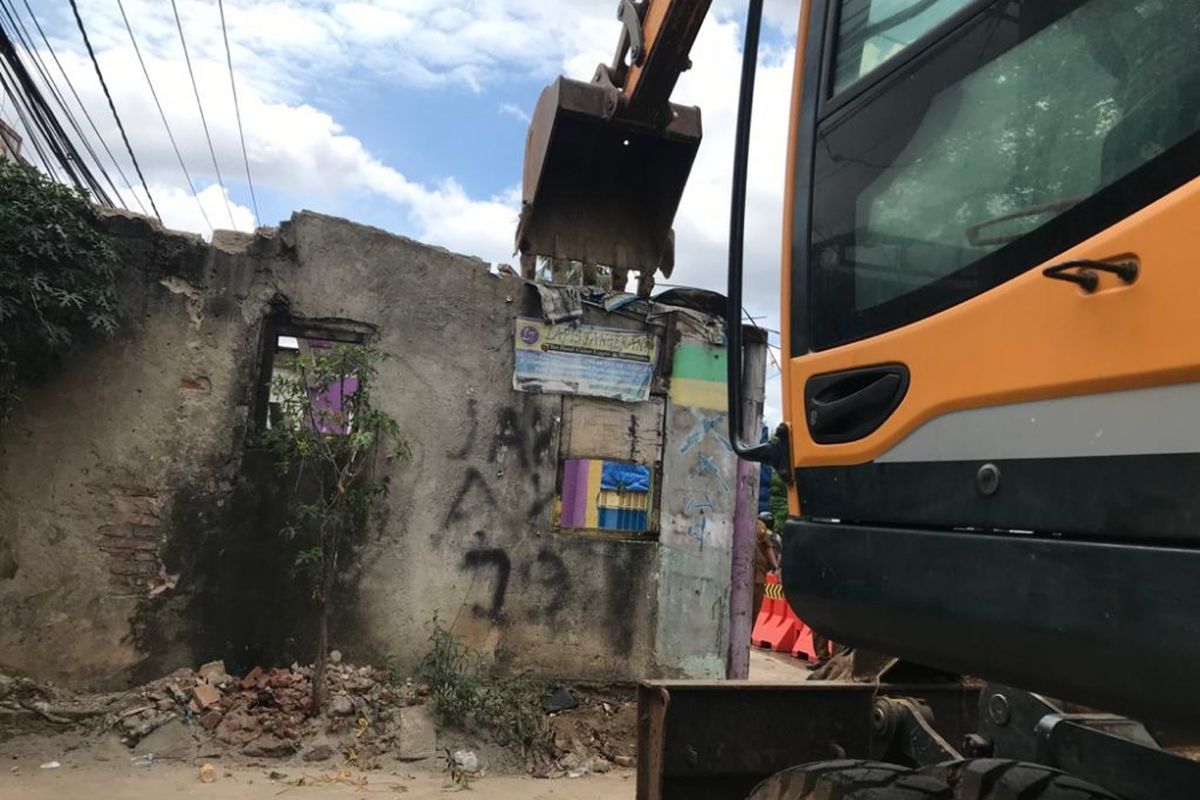 Rumah Anwar Hidayat yang menjorok di Jalan Maulana Hasanudin, Poris Gaga, Batuceper, Kota Tangerang, dirobohkan pada Selasa (16/11/2021).