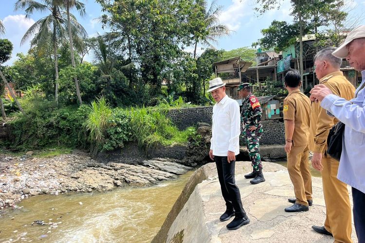 Wakil Bupati Bogor, Jaro Ade didampingi para pejabat setempat saat melakukan inspeksi mendadak (sidak) ke Desa Kalong Liud, Kecamatan Nanggung, Kabupaten Bogor, Senin (21/7/2025). Kunjungan tersebut difokuskan pada peninjauan infrastruktur irigasi yang rusak akibat bencana alam sejak 2020 dan belum mendapatkan perbaikan tuntas.
